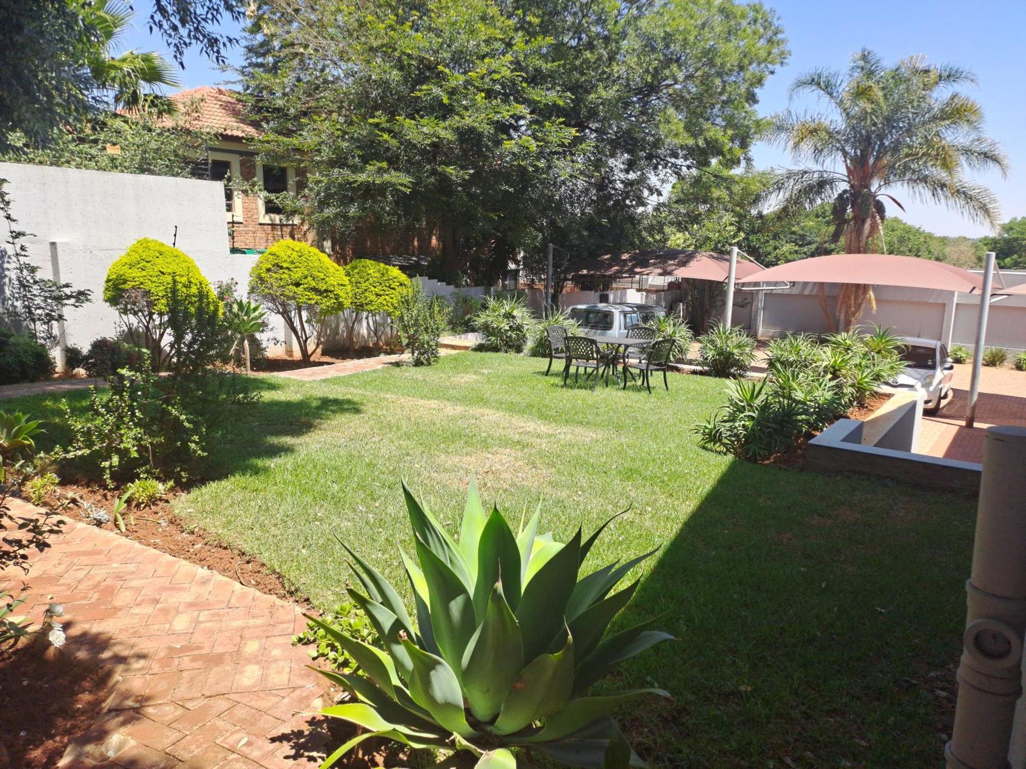 8 On Acacia Guesthouse Bedfordview Экстерьер фото