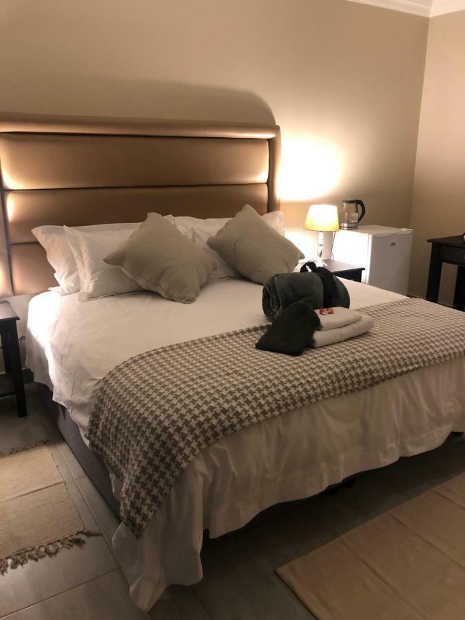 8 On Acacia Guesthouse Bedfordview Экстерьер фото