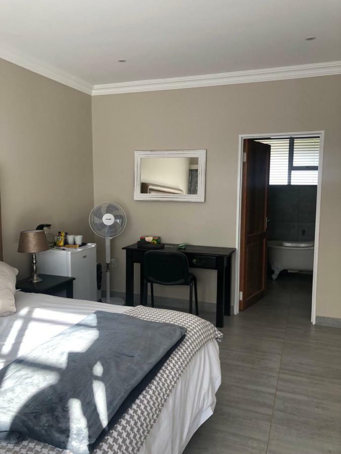 8 On Acacia Guesthouse Bedfordview Экстерьер фото