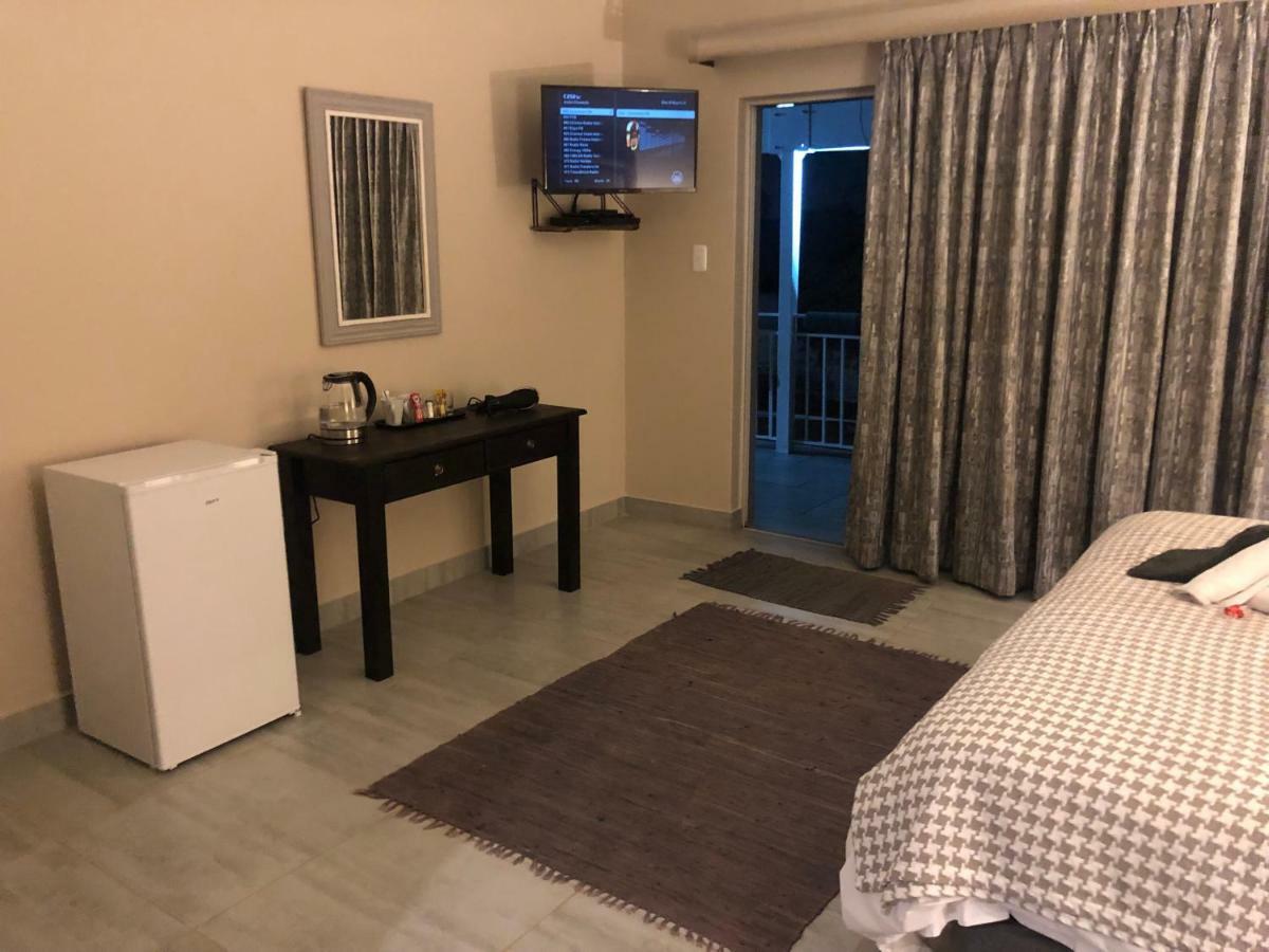 8 On Acacia Guesthouse Bedfordview Экстерьер фото