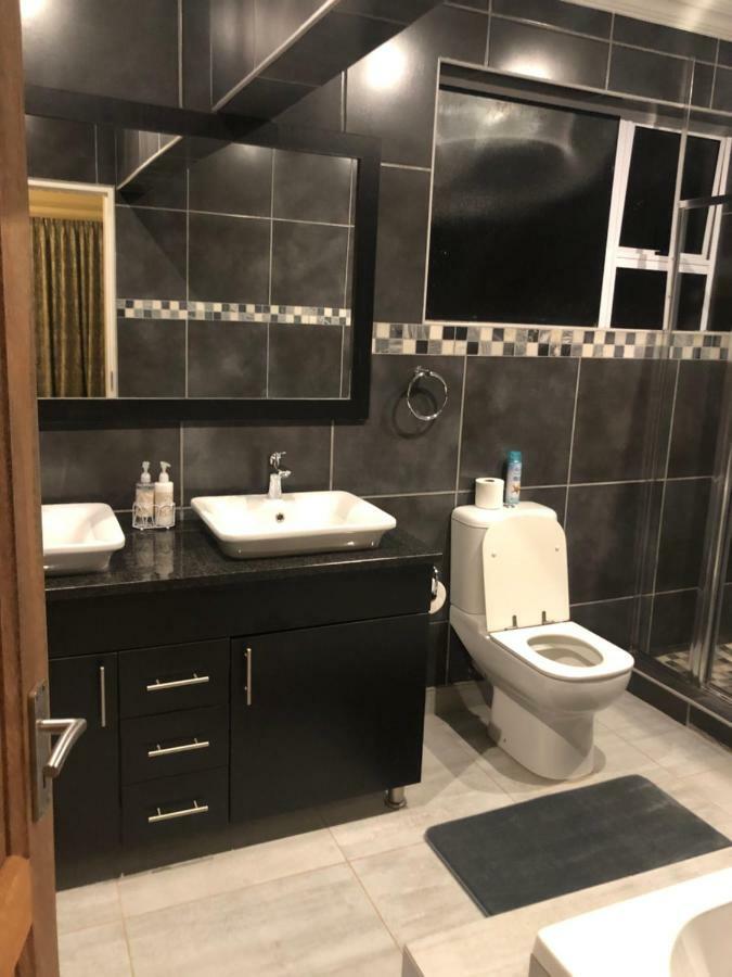 8 On Acacia Guesthouse Bedfordview Экстерьер фото