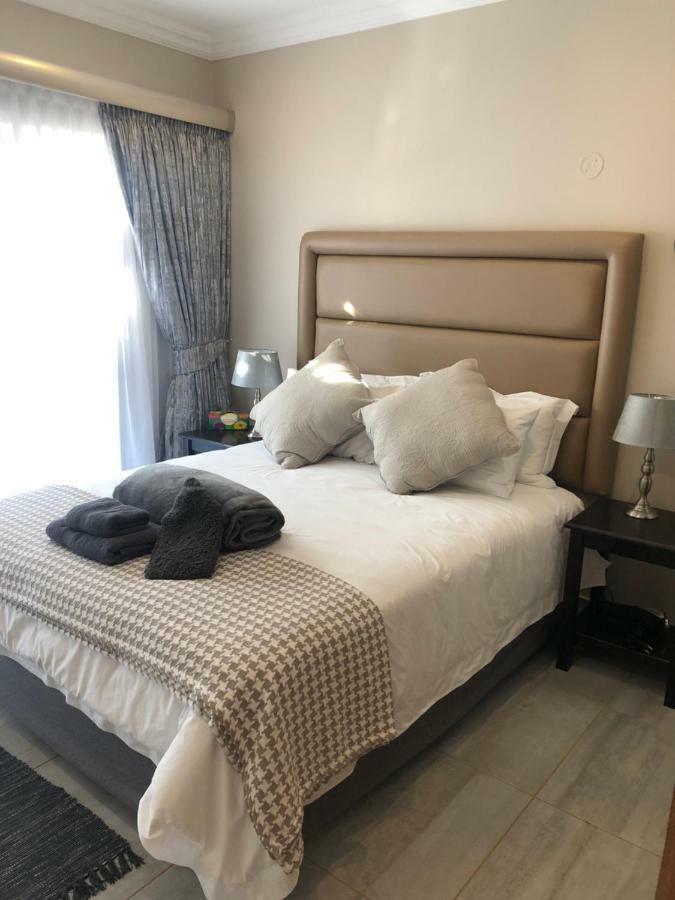 8 On Acacia Guesthouse Bedfordview Экстерьер фото