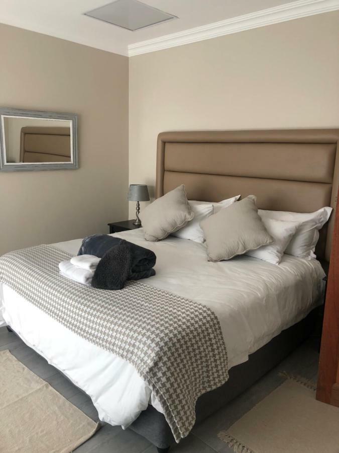 8 On Acacia Guesthouse Bedfordview Экстерьер фото