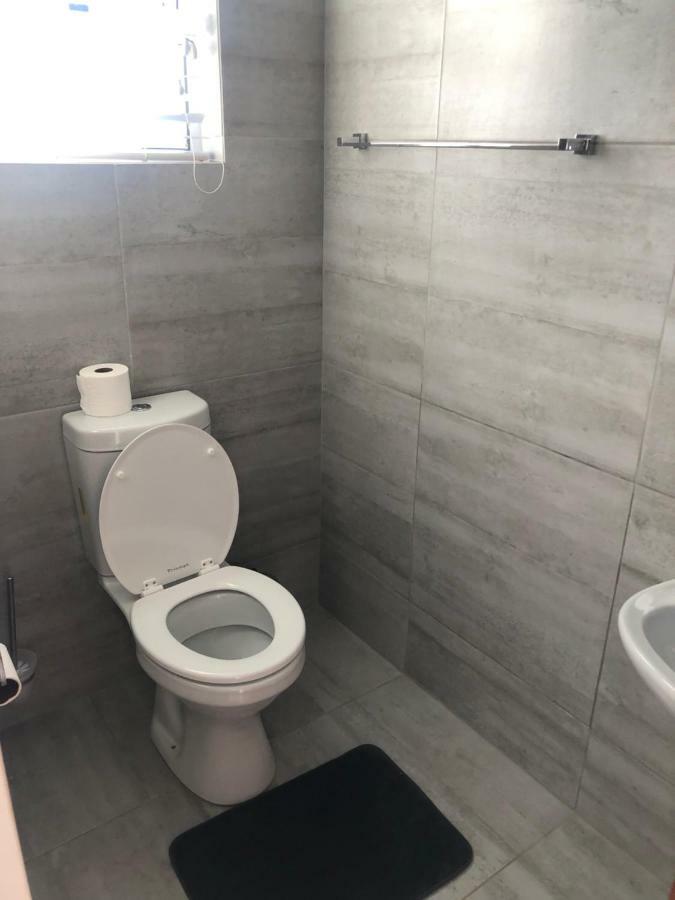 8 On Acacia Guesthouse Bedfordview Экстерьер фото