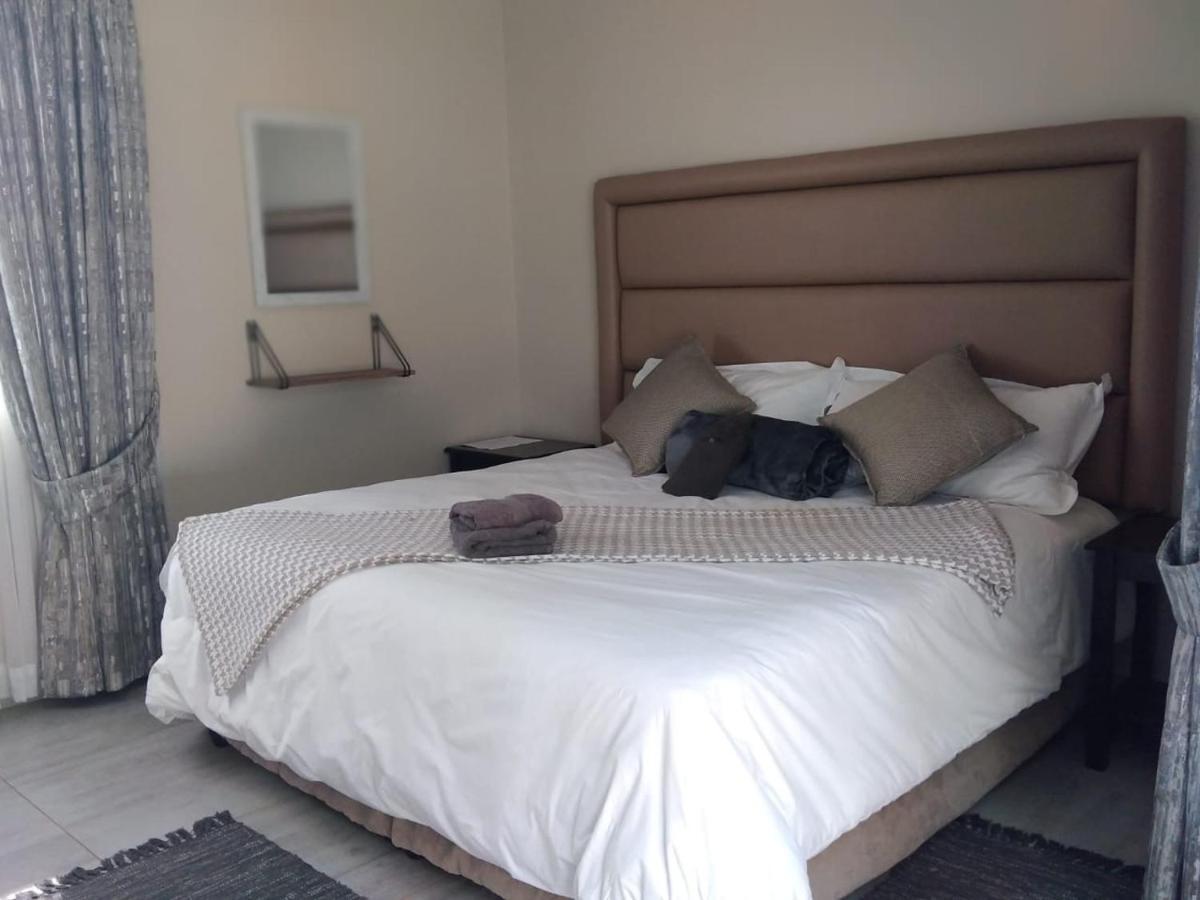 8 On Acacia Guesthouse Bedfordview Экстерьер фото