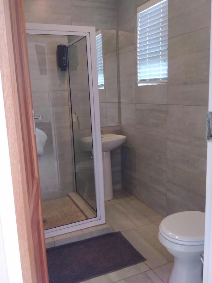 8 On Acacia Guesthouse Bedfordview Экстерьер фото